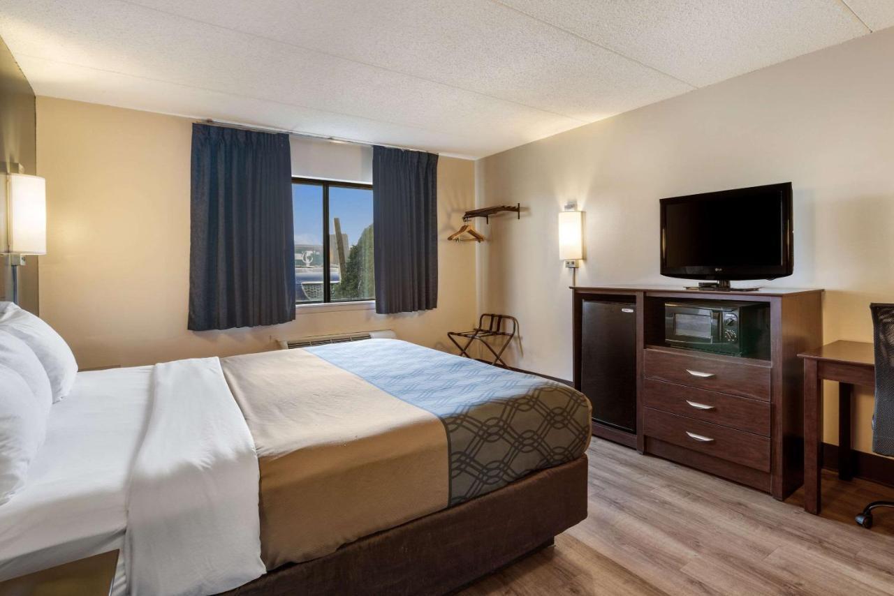 Econo Lodge Darien Lakes Corfu Buitenkant foto