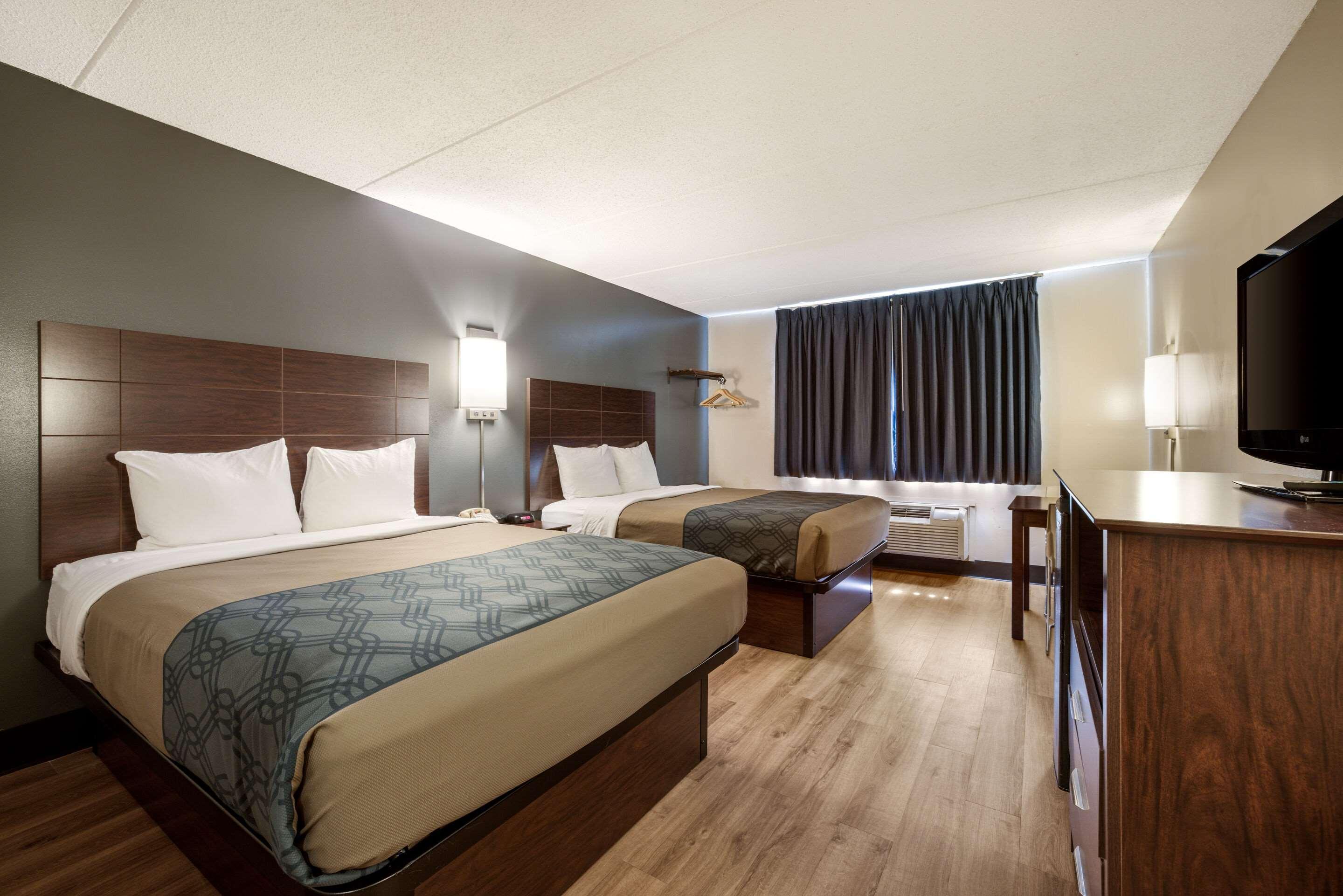 Econo Lodge Darien Lakes Corfu Buitenkant foto