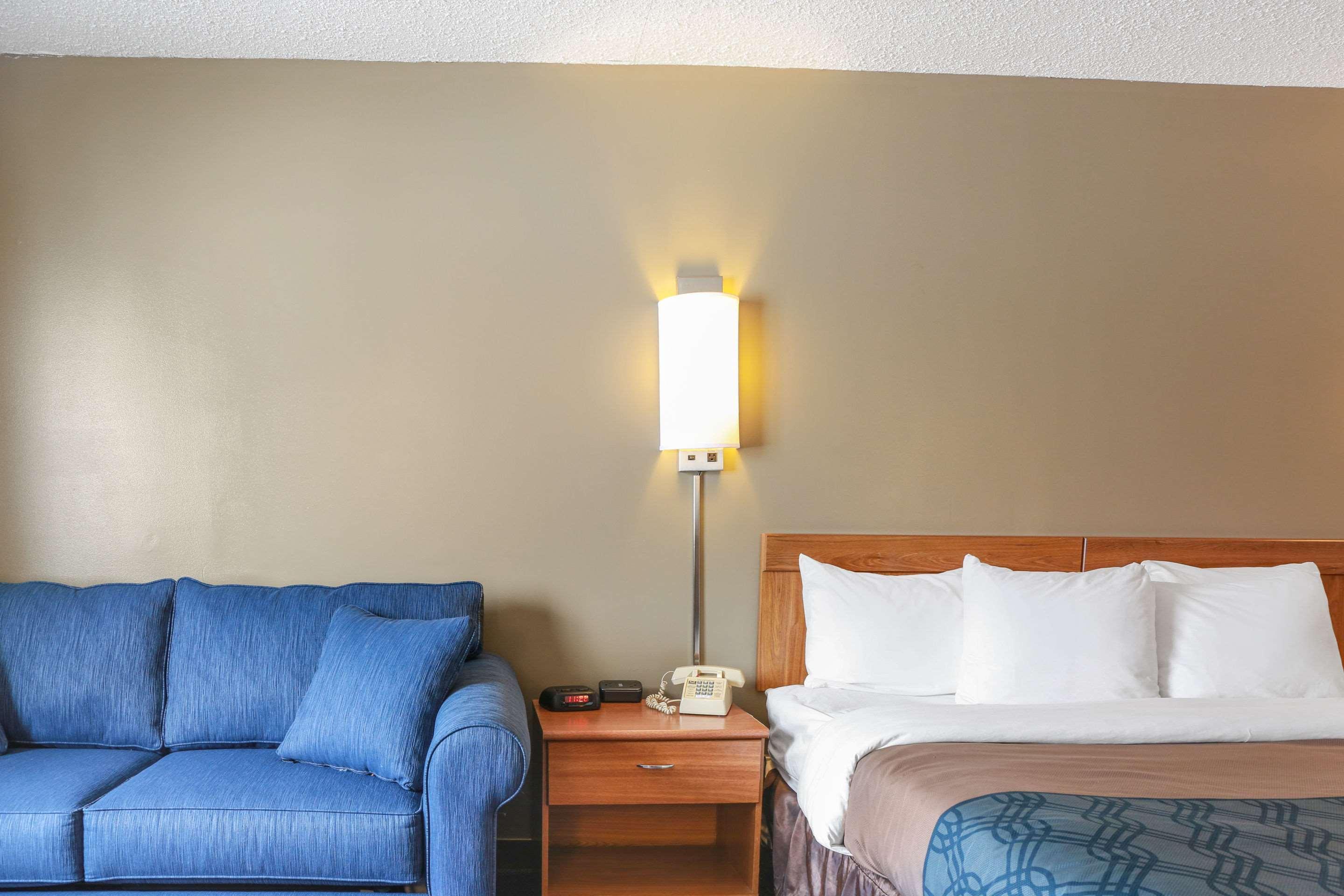 Econo Lodge Darien Lakes Corfu Buitenkant foto