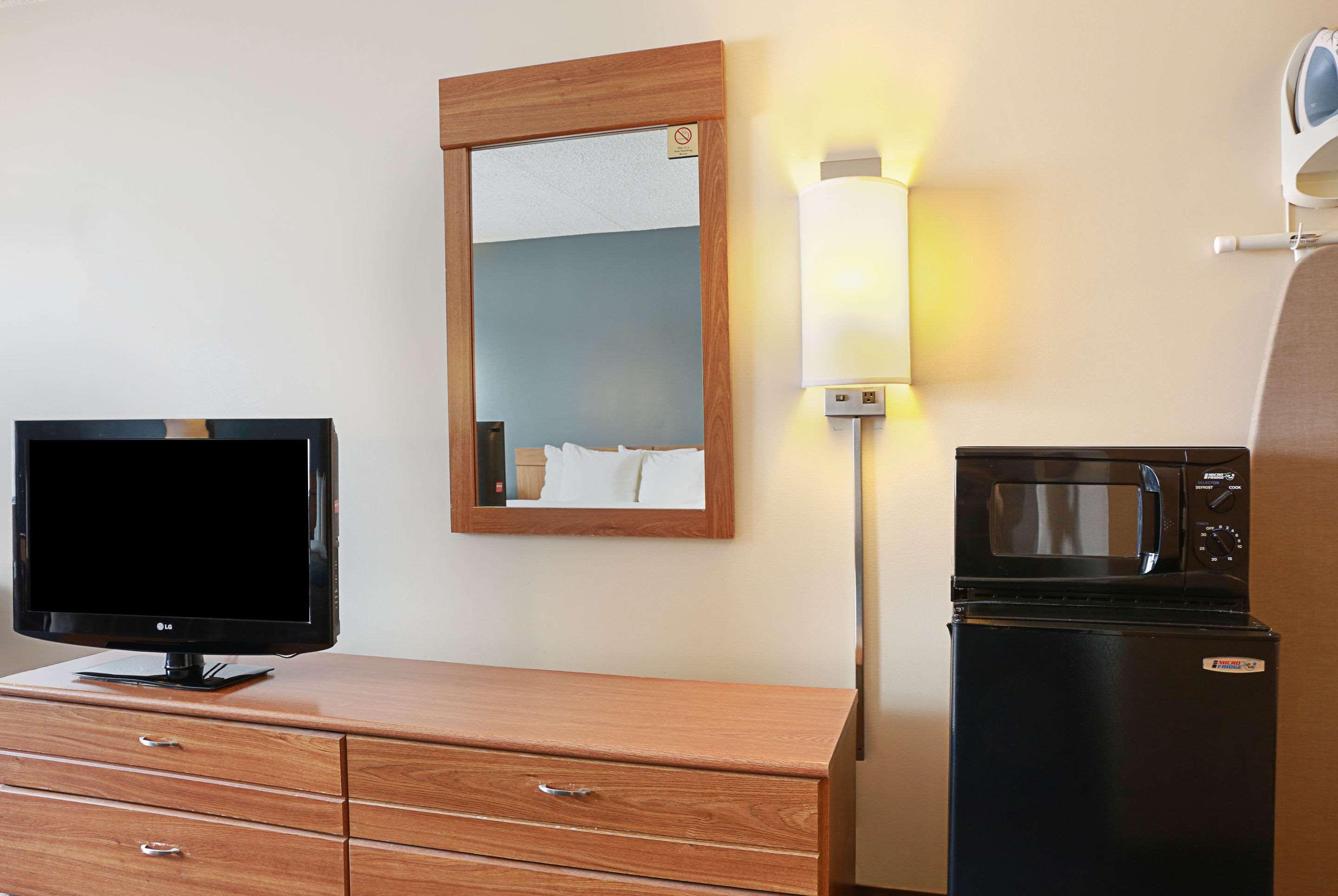Econo Lodge Darien Lakes Corfu Buitenkant foto