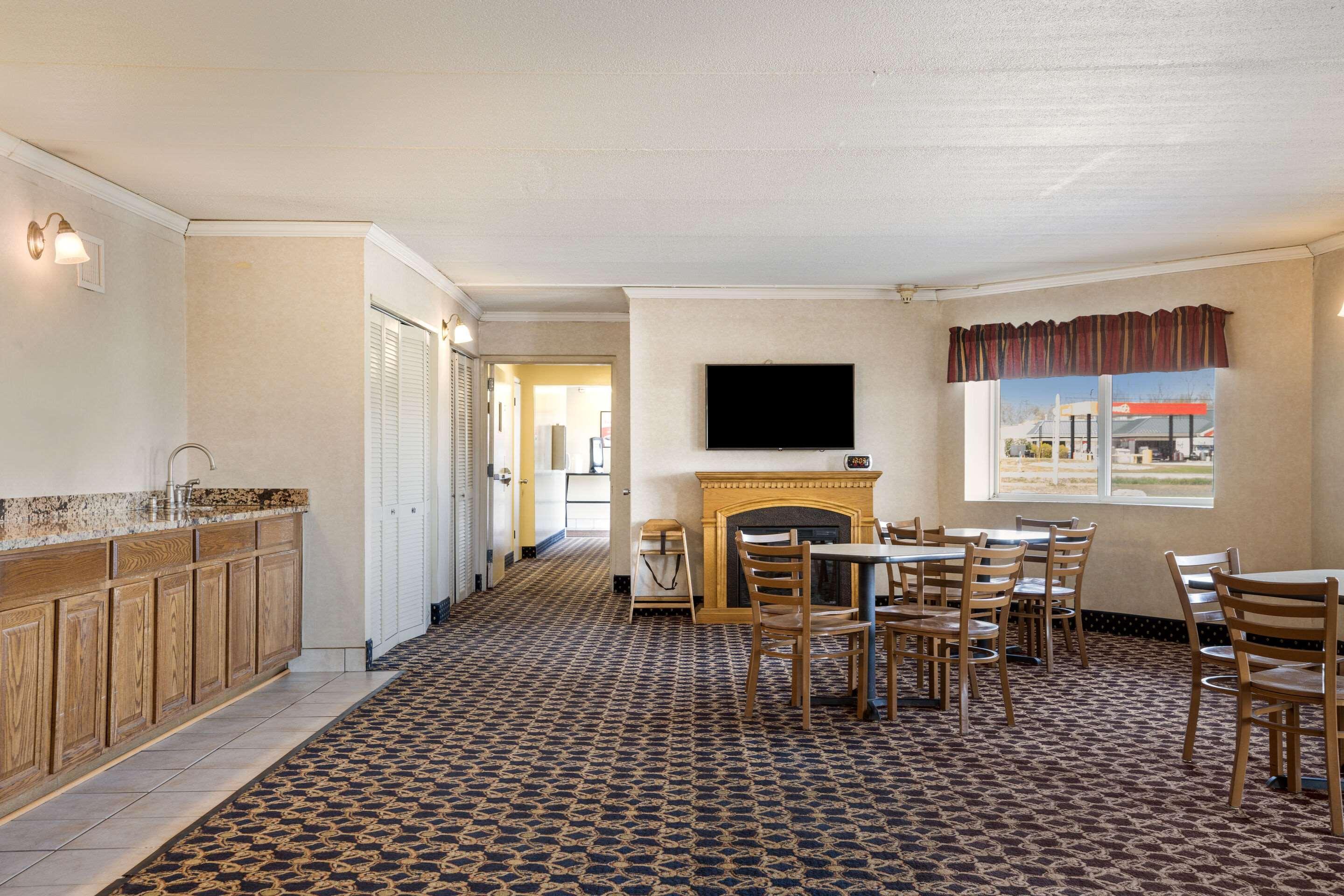 Econo Lodge Darien Lakes Corfu Buitenkant foto