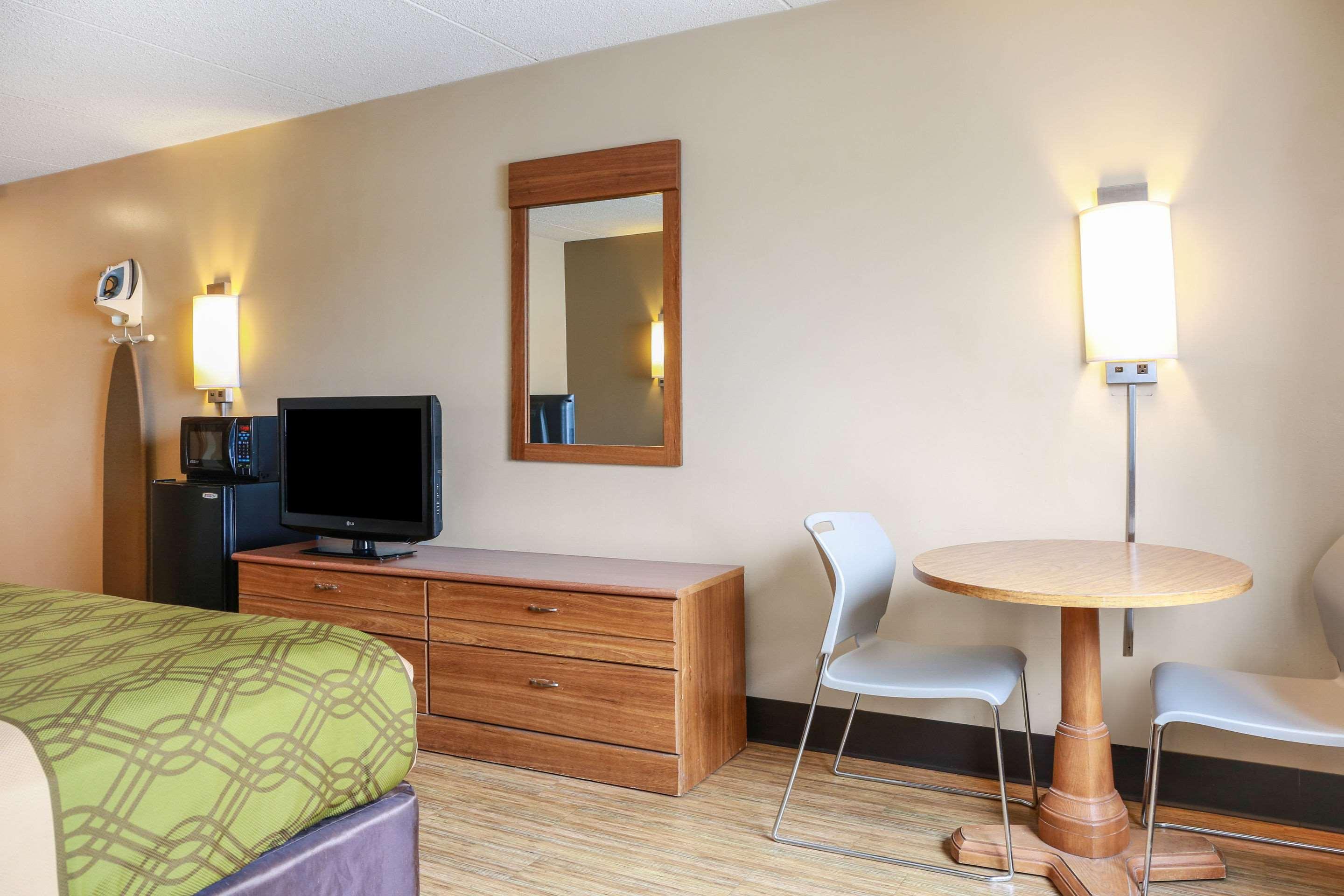 Econo Lodge Darien Lakes Corfu Buitenkant foto