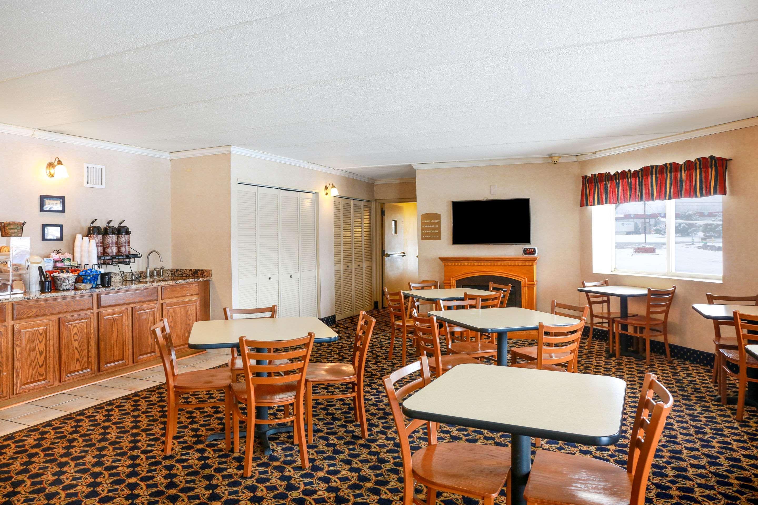 Econo Lodge Darien Lakes Corfu Buitenkant foto
