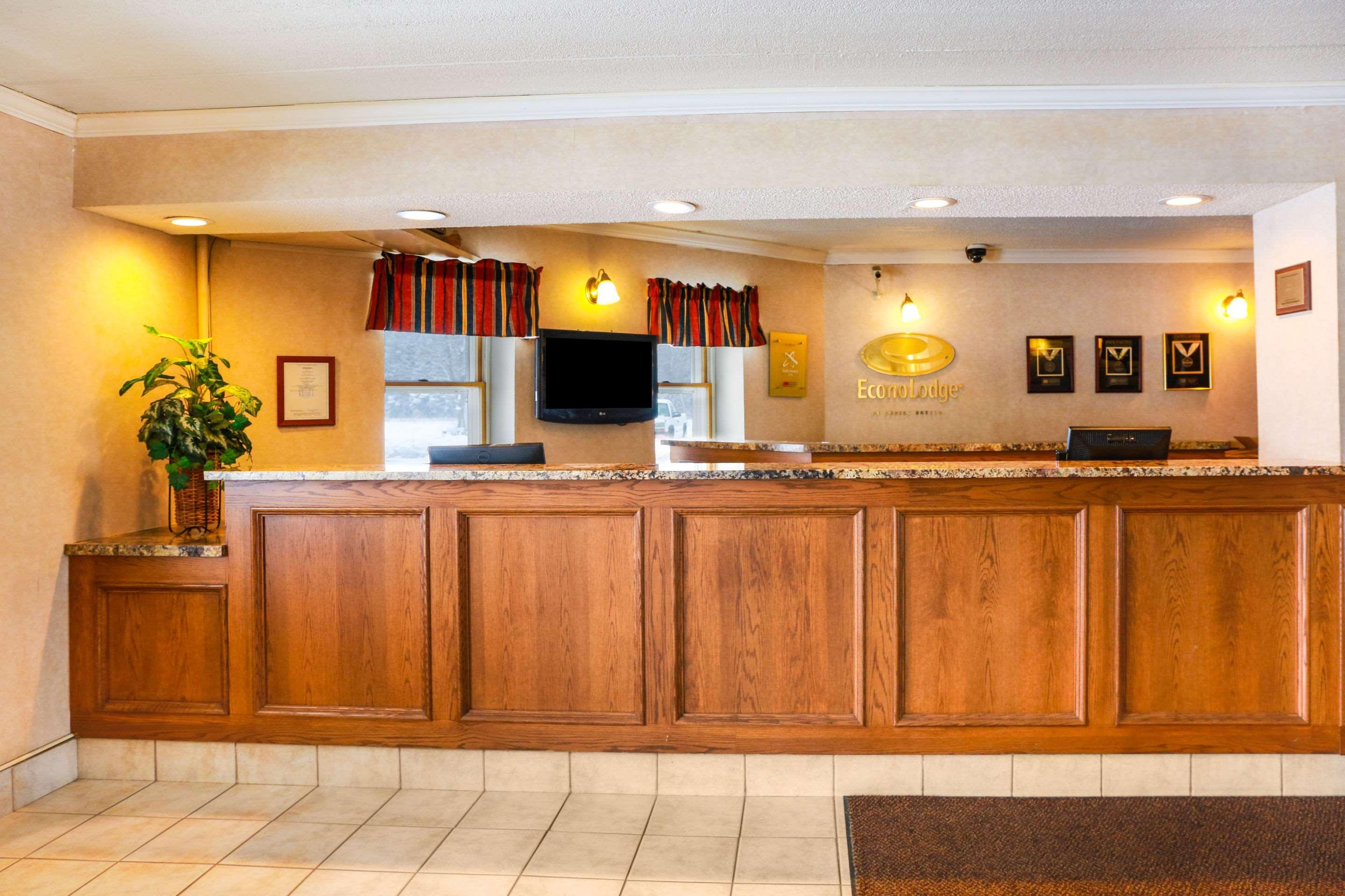 Econo Lodge Darien Lakes Corfu Buitenkant foto