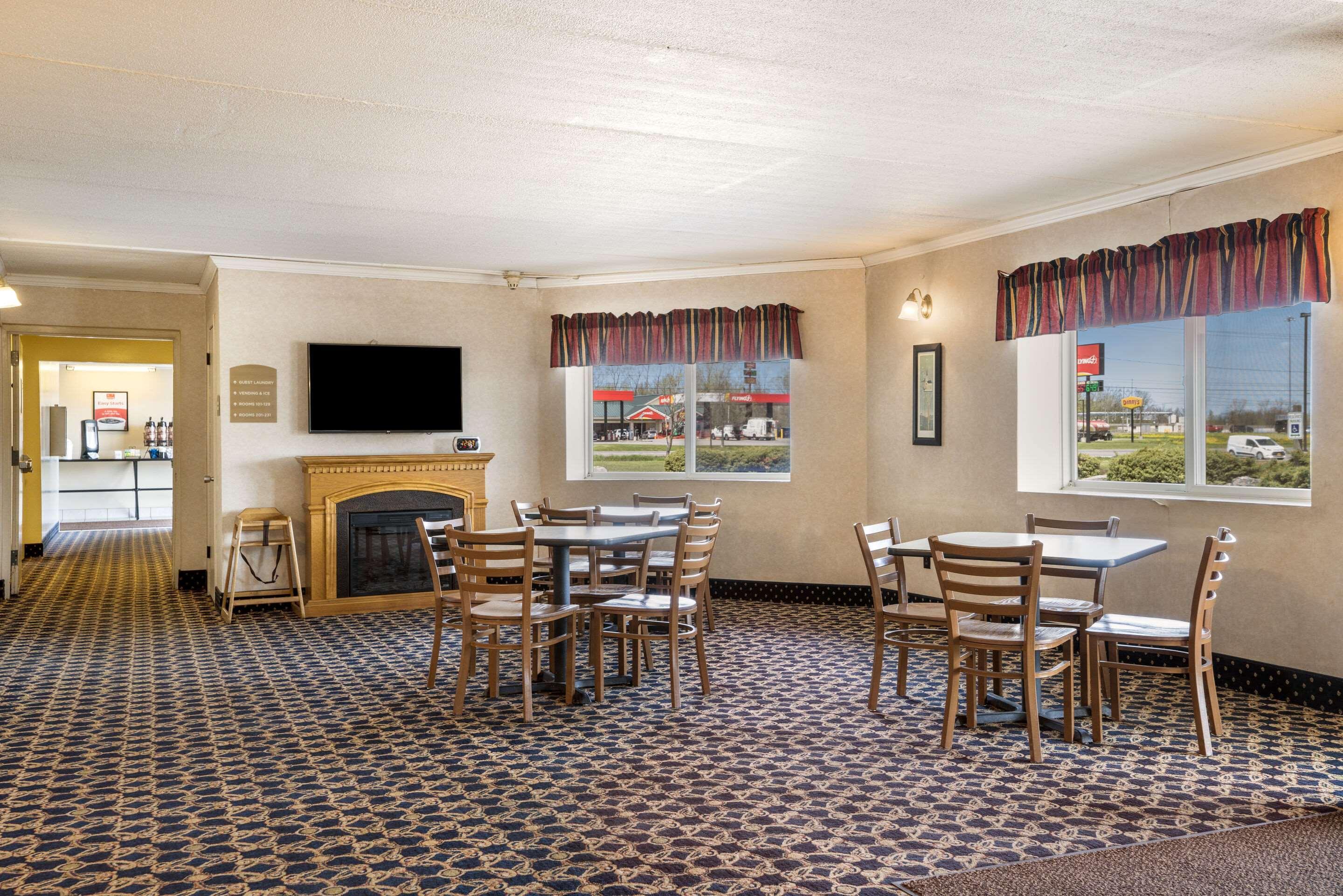 Econo Lodge Darien Lakes Corfu Buitenkant foto