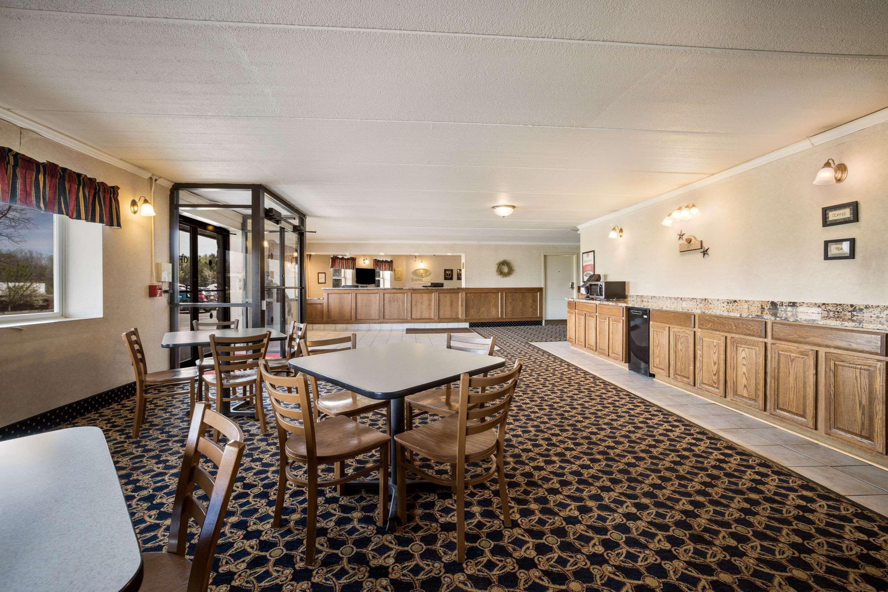 Econo Lodge Darien Lakes Corfu Buitenkant foto