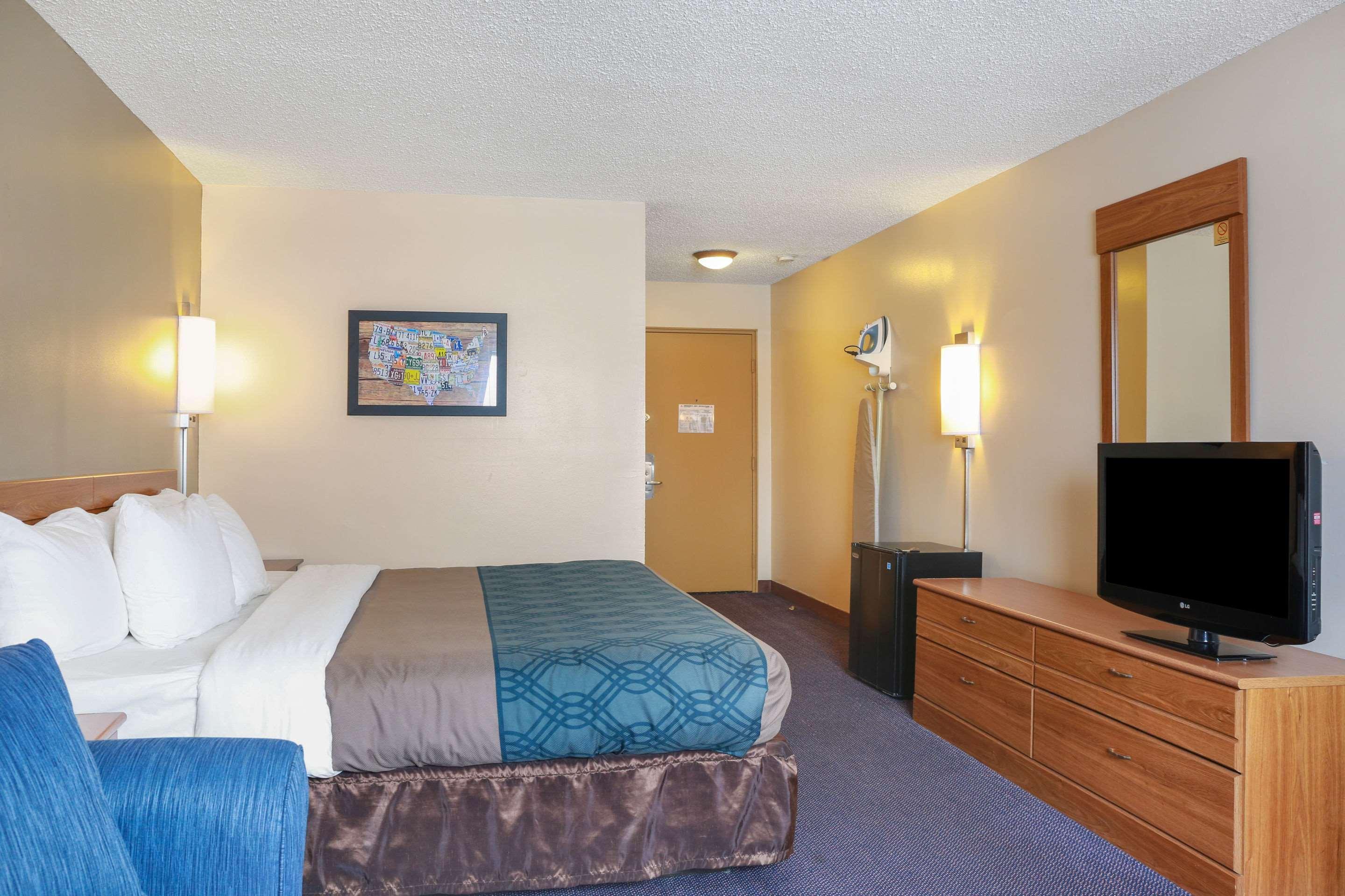 Econo Lodge Darien Lakes Corfu Buitenkant foto