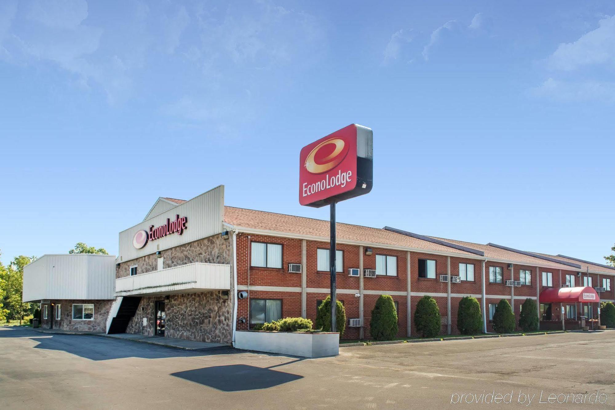 Econo Lodge Darien Lakes Corfu Buitenkant foto